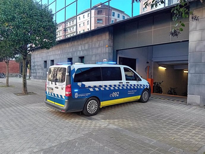 Un furgón de la Policía Municipal entra en el edificio del Palacio de Justicia de Pamplona