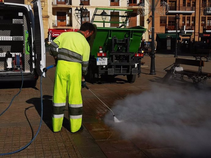 Archivo - El Servicio de Limpieza dispone de un nuevo hidrofurgón de limpieza a vapor con agua caliente para las calles de la ciudad