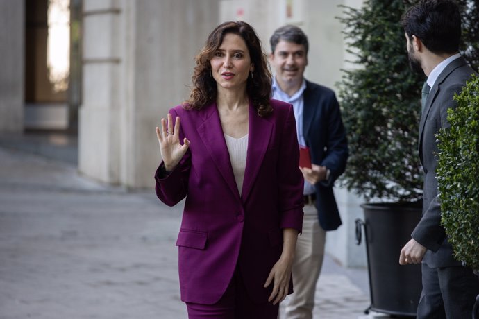 La presidenta de la Comunidad de Madrid, Isabel Díaz Ayuso, saluda a su llegada a un desayuno informativo de Nueva Economía Fórum, en el Hotel Mandarín Oriental Ritz, a 6 de mayo de 2024, en Madrid (España).