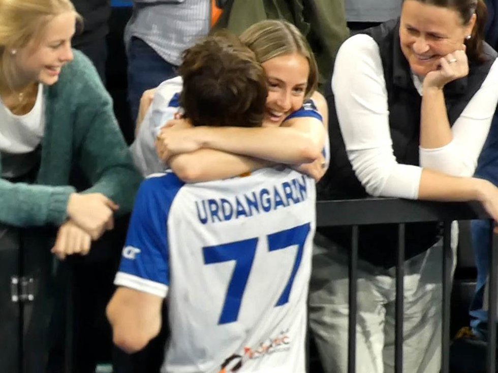 Pablo Urdangarín celebrando la victoria del Fraikin BM Granollers con su novia Johanna Zott