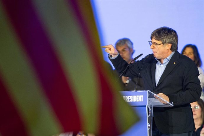 El expresidente de la Generalitat de Catalunya y candidato de Junts a las elecciones catalanas, Carles Puigdemont, interviene durante un mitin de campaña de Junts, en Jean Carrère Space, a 4 de mayo de 2024, en Argelès (Francia). 