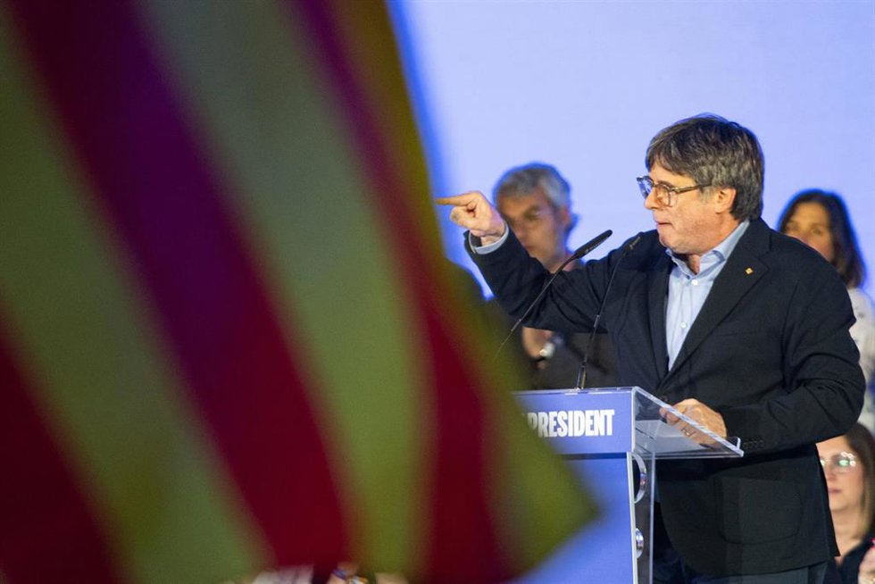 El expresidente de la Generalitat de Catalunya y candidato de Junts a las elecciones catalanas, Carles Puigdemont, interviene durante un mitin de campaña de Junts, en Jean Carrre Space, a 4 de mayo de 2024, en Argels (Francia). 
