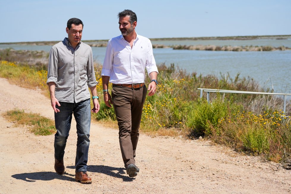 El presidente de la Junta de Andalucía, Juanma Moreno (d), junto al consejero de Sostenibilidad, Medio Ambiente y Economía Azul, Ramón Fernández-Pacheco (i), durante su visita a los terrenos de la finca 'Veta la Palma', 