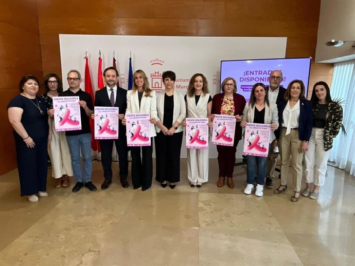 Presentación de la XVI Fiesta Solidaria del Cáncer de Mama por parte de la Asociación Amiga