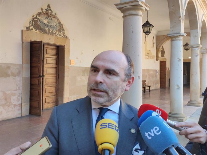 El rector de la Universidad de Oviedo, Ignacio Villaverde