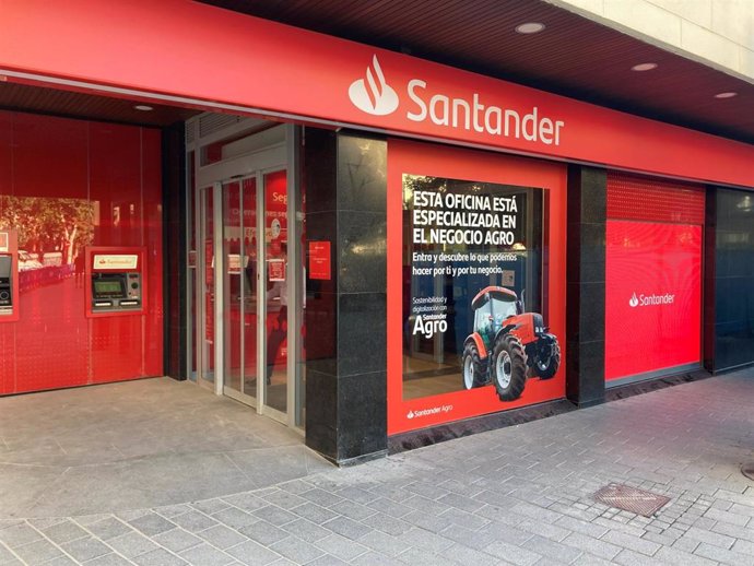 Archivo - Oficina agro de Banco Santander. (Foto de archivo).