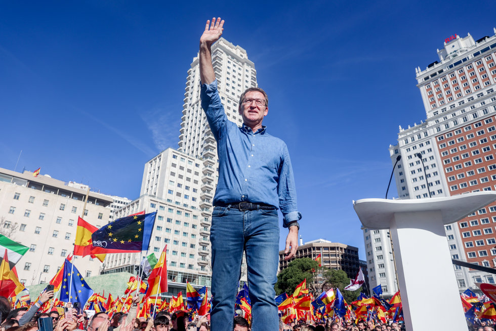 El presidente del Partido Popular, Alberto Núñez Feijóo, durante una manifestación convocada por el PP, a 28 de enero de 2024, en Madrid (España).