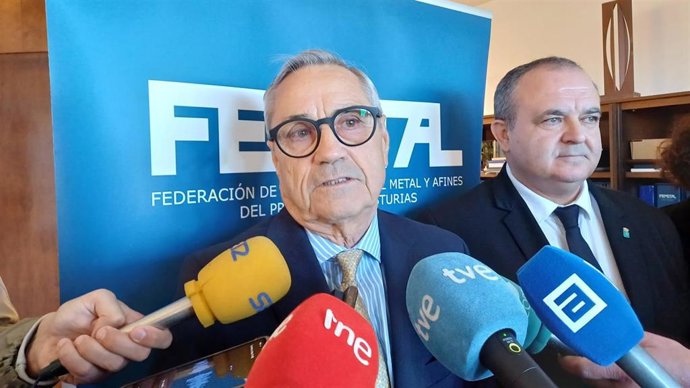 El presidente de la patronal del metal Femetal,  Antonio Fernández-Escandón (izda), antes de participar en la jornada Fondo de Transición Justa, oportunidades para las empresas del Sector Metal de Asturias.
