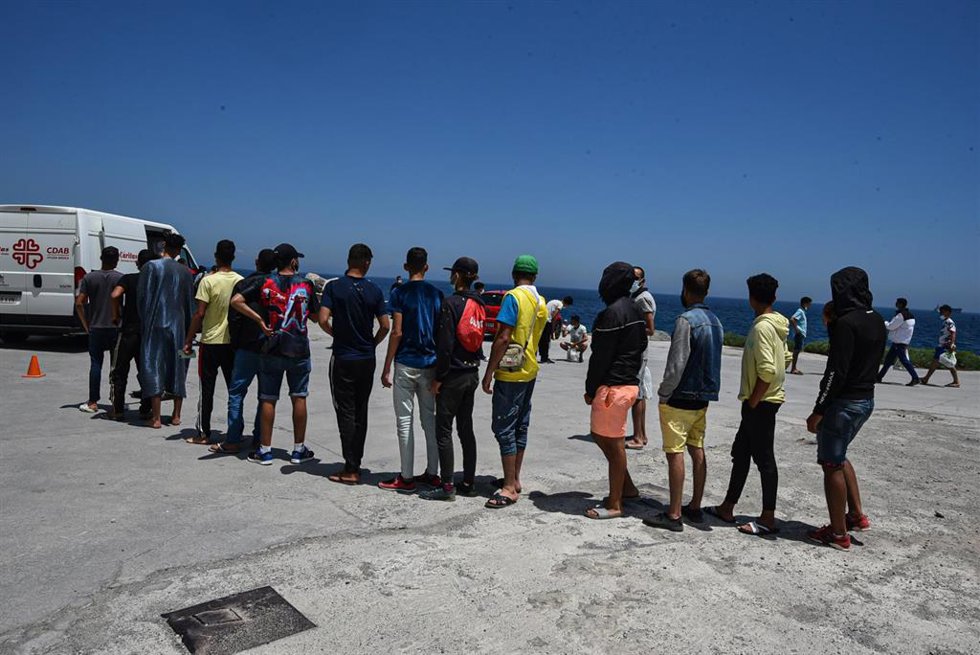 Archivo - Varios migrantes, que entraron a Ceuta hace 3 semanas hacen cola para recibir alimentos de Cáritas Diocesana, a 7 de junio de 2021, en Ceuta, (España).