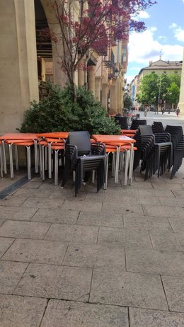 Sillas y mesas de terrazas en la calle Portales