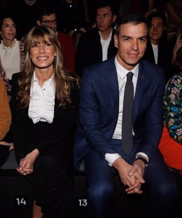 Archivo - El presidente de Gobierno, Pedro Sánchez, asiste con su esposa, Begoña Gómez Fernández, al desfile de la diseñadora Teresa Helbig, en IFEMA Madrid
