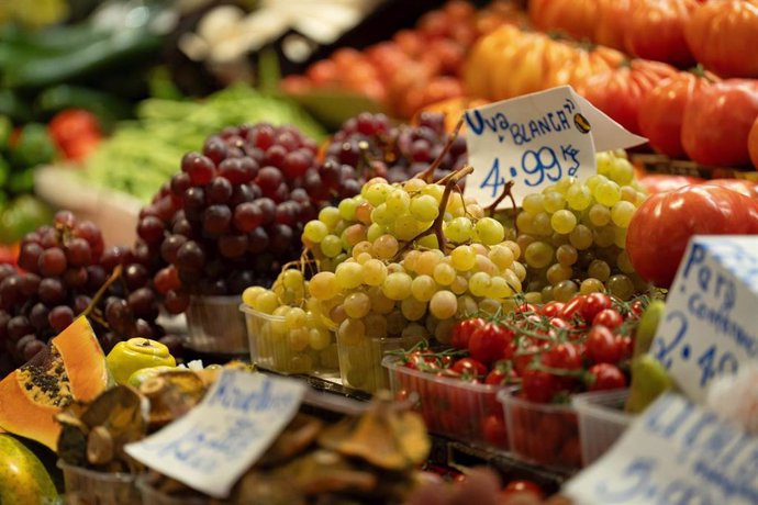 Archivo - Detalle de uno de los productos típicos en estas fechas: las uvas, en el Mercado de la Boquería