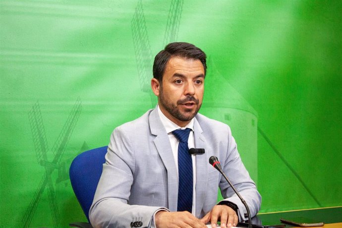 El portavoz de VOX en las Cortes de Castilla-La Mancha, Iván Sánchez, en rueda de prensa.