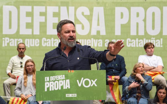 El presidente de VOX, Santiago Abascal, interviene durante un acto de campaña de VOX, en la plaza Llibertat, a 4 de mayo de 2024, en Salt, Girona, Catalunya (España). Este mitin se enmarca como uno de los celebrados por VOX durante la campaña electoral pa