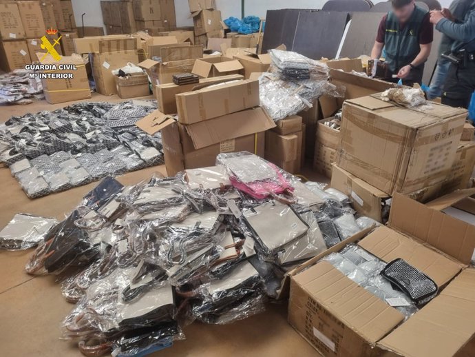 Cinc detinguts per importar i vendre productes falsificats i intervinguts quasi 124.000 articles a Torrevella i Elx
