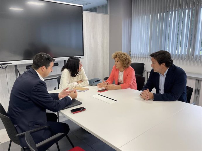 La secretaria general del PSOE de Huelva y senadora, María Eugenia Limón, junto a otros miembros socialistas, mantiene una reunión con la rectora de la UHU, María Antonia Peña.