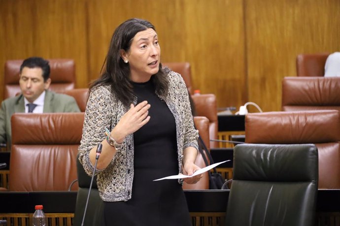 La consejera de Inclusión Social, Loles López, en una imagen de archivo en el Parlamento. 