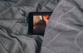 Foto: Portaltic.-Google prohíbe expresamente los anuncios de webs que promuevan servicios para crear pornografía 'deepfake'