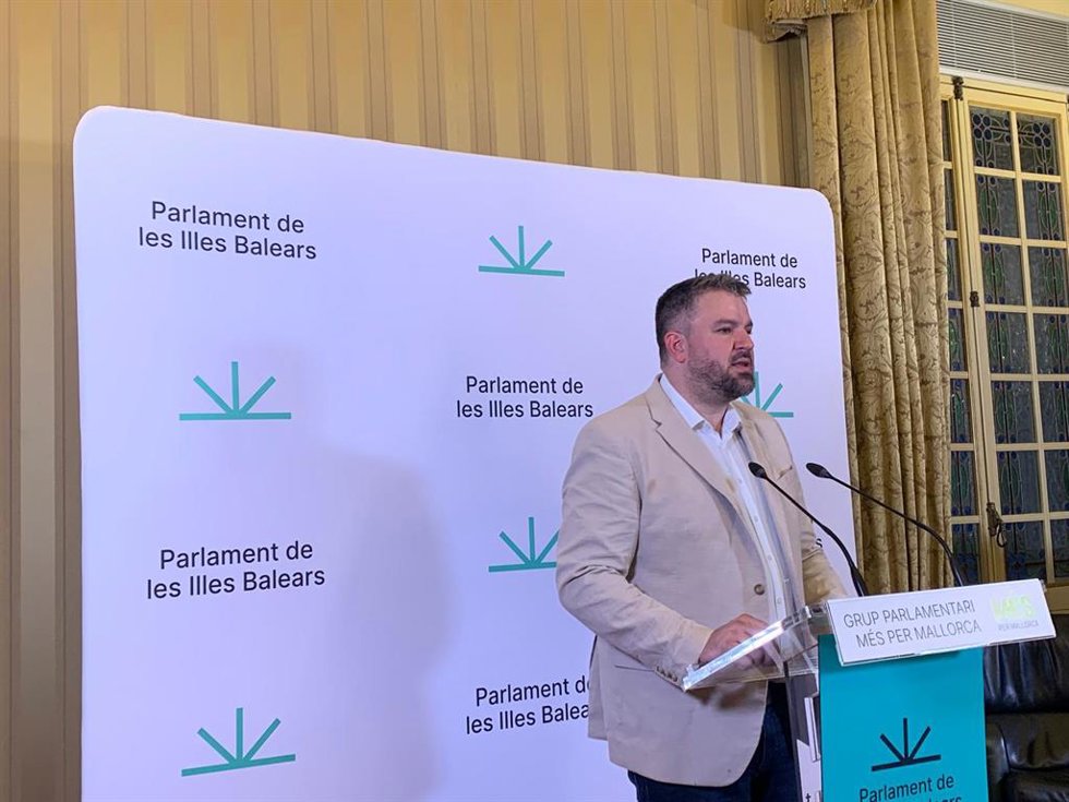 El portavoz de MÉS per Mallorca en el Parlament, Lluís Apesteguia, en una rueda de prensa