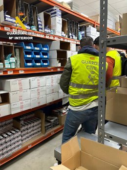 Investigadas nueve personas en Sevilla tras la inspección a cinco empresas y retirar cerca de 400.000 pilas falsificadas.