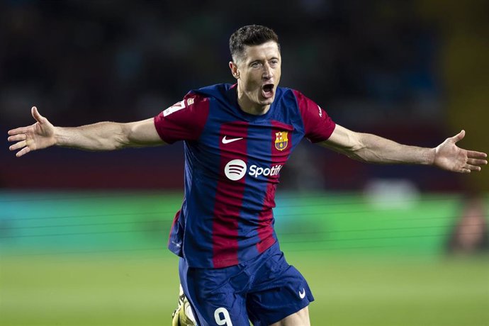 El polaco Robert Lewandowski (FC Barcelona) celebra un gol ante el Valencia CF en Montjuic en LaLiga EA Sports 2023-2024. 