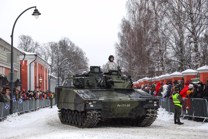 Archivo - Imagen de archivo de un desfile militar en Finlandia.