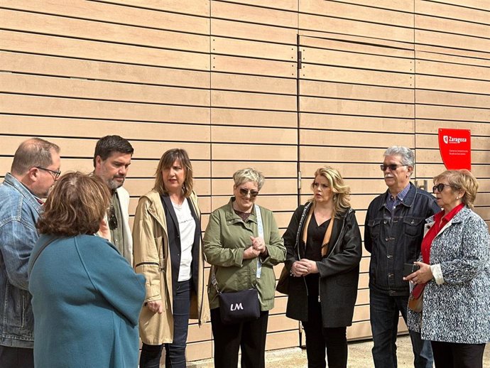 Concejales del PSOE en el Ayuntamiento de Zaragoza, con la portavoz, Lola Ranera, a la cabeza, junto a vecinos de la zona del Molino de San Lázaro.