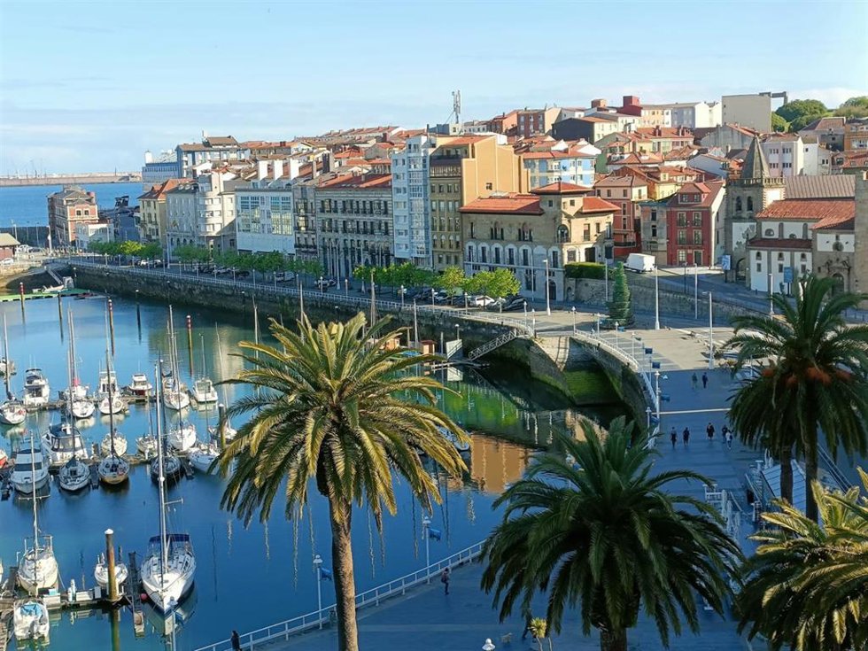 Barrio de Cimadevilla y puerto Deportivo, en Gijón.