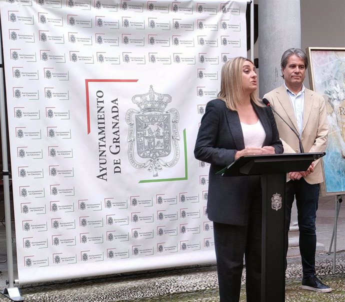 La alcaldesa de Granada, Marifrán Carazo, en rueda de prensa en presencia del hermano mayor del Rocío en la ciudad, Alfredo Alcalde