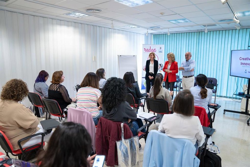 La diputada provincial de Igualdad y Familia, María Luisa Cruz, inaugura los talleres para empresarias.