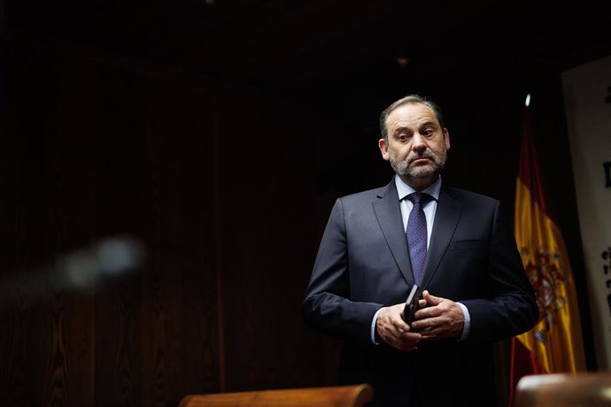 El exministro de Transportes José Luis Ábalos a su llegada para comparecer durante la Comisión de Investigación sobre los contratos públicos realizados durante la pandemia del covid-19, en el Senado, a 6 de mayo de 2024, en Madrid (España). El exministr