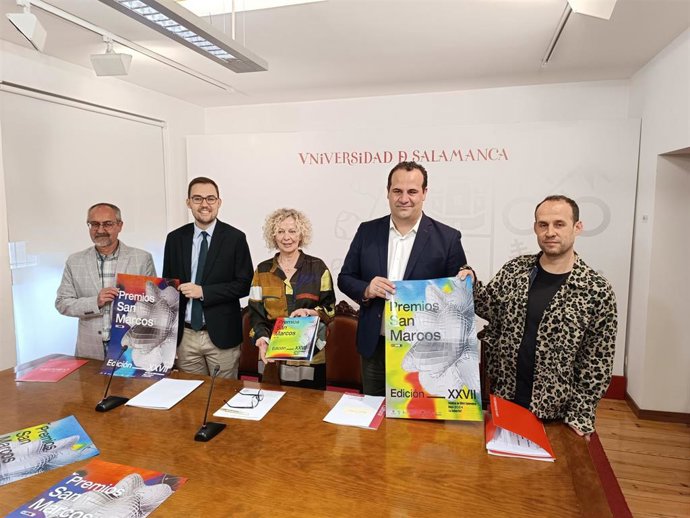 El director del SAC de la USAL, Luis Barrio, el concejal de Cultura, Ángel Fernández; la vicerrectora de Estudiantes, Celia Aramburu; el diputado de Cultura, David Mingo; y el vicedecano de Bellas Artes, Diego del Pozo, de izquierda a derecha