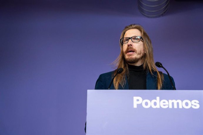 Archivo - El secretario de Organización y portavoz de Podemos, Pablo Fernández, durante una rueda de prensa, en la sede de Podemos, a 19 de febrero de 2024, en Madrid
