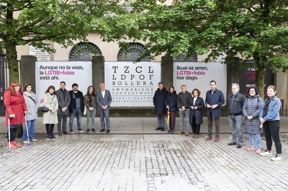 El vicepresidente primero, Félix Taberna, el Defensor del Pueblo, Patxi Vera, y Patricia Abad, junto a representantes políticos, asociaciones vinculadas al colectivo LGTBI y del INAI / NABI