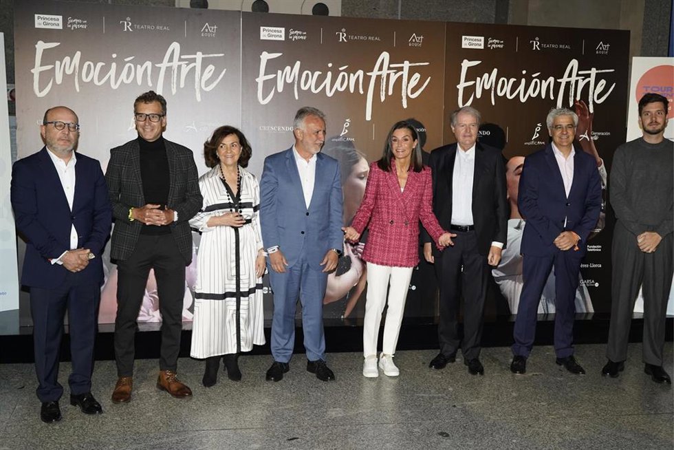 Carmen Calvo, la Reina Letizia y Julio Reyes Copello posan antes de entrar al concierto EmociónArte, a 06 de mayo de 2024, en Madrid (España)