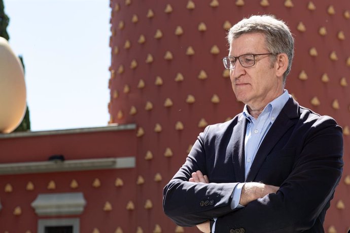 El líder del PP, Alberto Núñez Feijóo, durante un acto de campaña electoral del PP, en el Museo Dalí, a 3 de mayo de 2024, en Figueres, Girona, Cataluña (España).