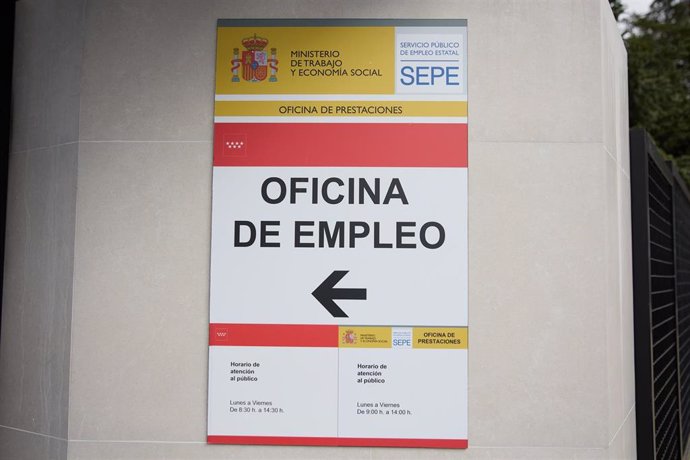 Archivo - Vista de las indicaciones de una oficina de empleo del SEPE del Barrio del Pilar 