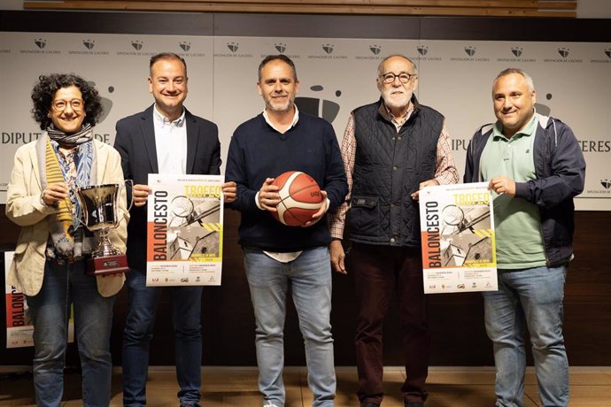 Archivo - Presentación de las finales del Trofeo Diputación de Cáceres de Baloncesto
