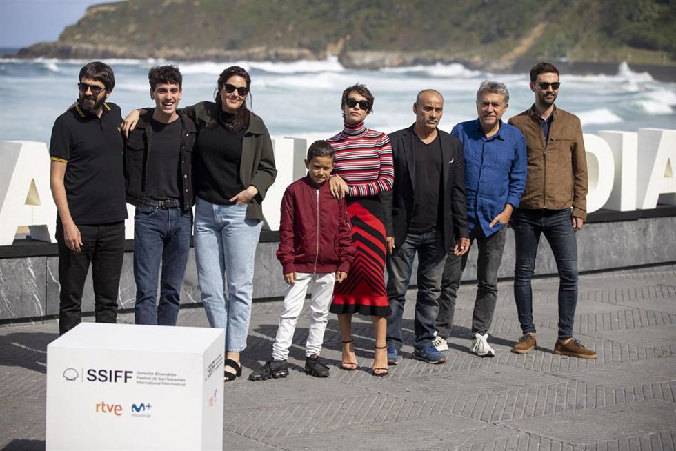 Archivo - (I-D) El guionista Maral Cebrián, el actor lex Monner, la directora Belén Funes, junto a los actores Tomás Martín, Greta y Eduard Fernández, y los productores Antonio Chavarrías y lex Lafuente posan en el photocall del film  'La hija de un 