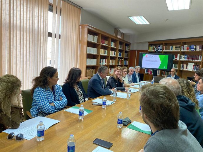 El presidente de la Audiencia Provincial de Cádiz, Manuel Estrella, con juristas en el Foro de formación y estudios medioambientales.
