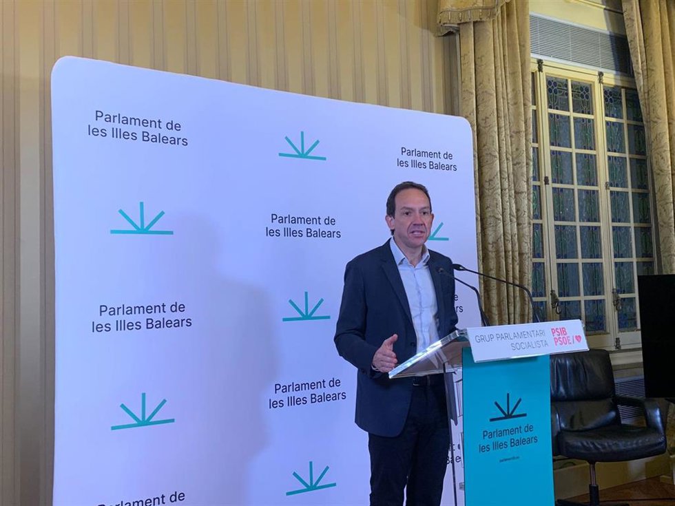 El portavoz adjunto del PSIB en el Parlament, Marc Pons, en rueda de prensa.