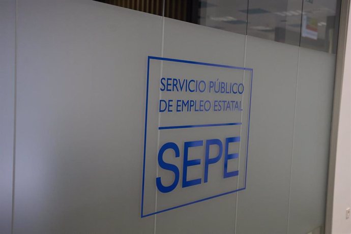 Archivo - Un logo del SEPE de la oficina de empleo del SEPE del Barrio del Pilar, a 2 de abril de 2024, en Madrid (España). 