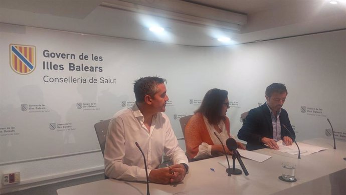 De izquierda a derecha, el presidente del Comib, Carles Recasens, la consellera de Salud, Manuela García, y el director general del IbSalud, Javier Ureña.