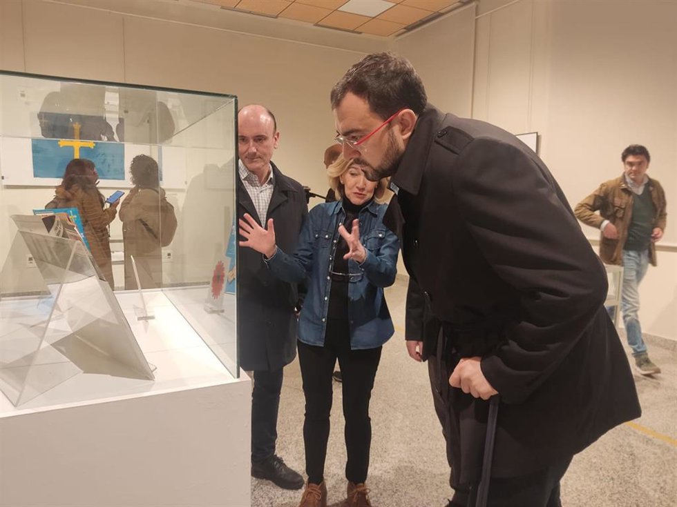 El presidente del Principado, Adrián Barbón, durante su visita a la exposición del Conceyo Bable.