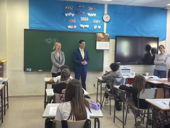 Emillio Viciana se dirige a los alumnos del CEIPSO Adolfo Suárez de Madrid junto a su directora, Beatriz González.