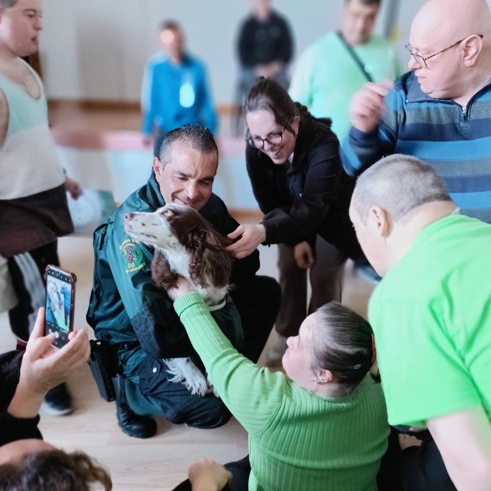 La Unidad Canina de la Guardia Civil en La Rioja ha visitado el Centro Áncora 'Asociación Igual a ti'