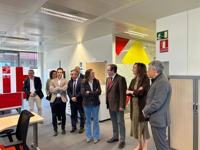 La consejera de Movilidad y Transformación Digital, junto con otras autoridades locales y representantes de SKYLE e INCIBE, durante la visita.