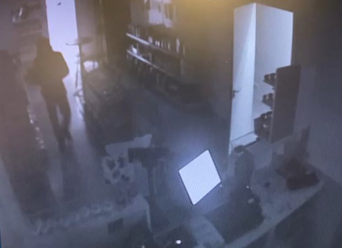 Una cámara de vigilancia captó el momento en el que el detenido accedió al interior de un local para perpetrar el robo.