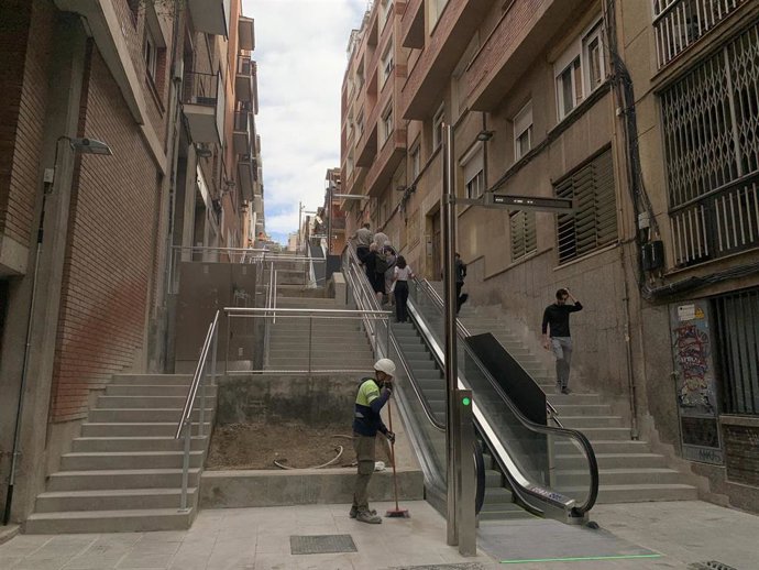 Las nuevas escaleras mecánicas reversibles en la calle Baixada de la Glria de Barcelona.