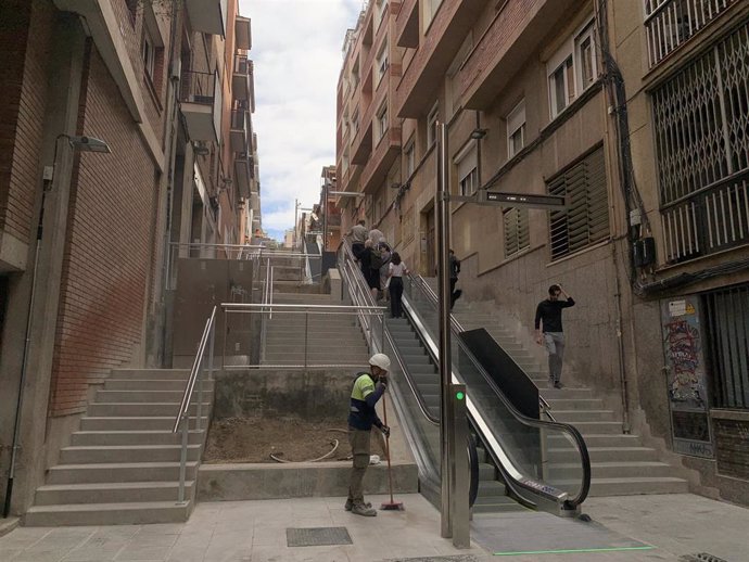 Las nuevas escaleras mecánicas reversibles en la calle Baixada de la Glòria de Barcelona.